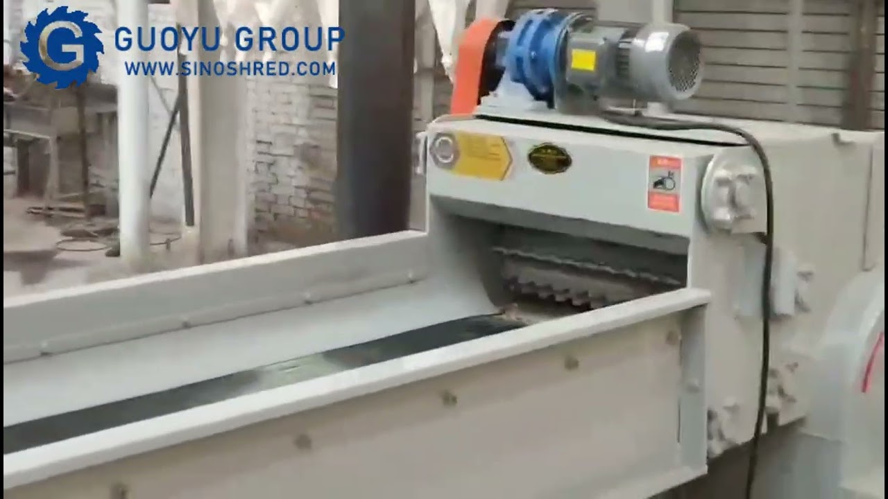 Guoyu belt type wood crusher working